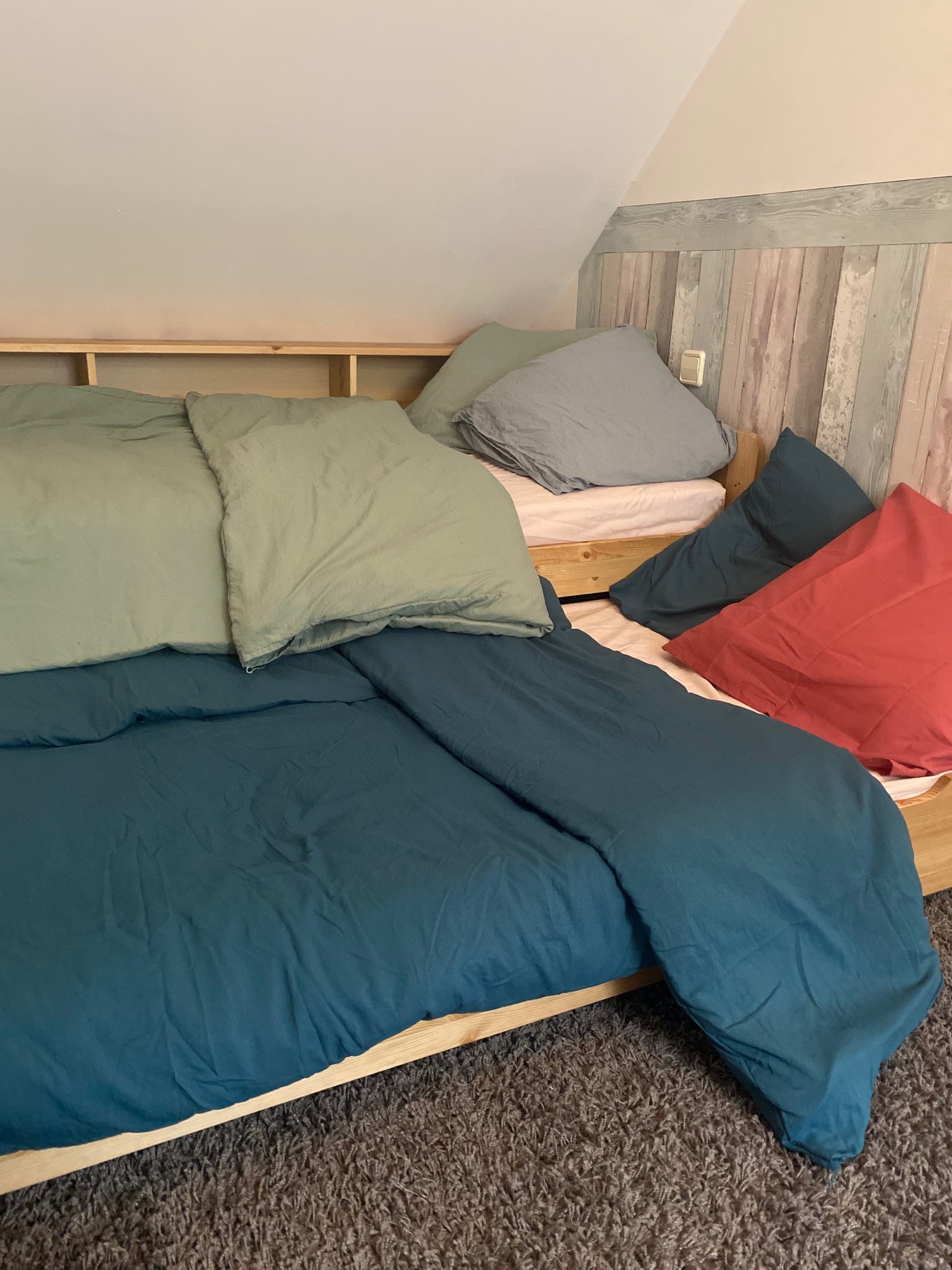 Chambre pour 2 personnes avec 1 lit 90x190cm et 1 lit tiroir avec sommier 90x190 cm.