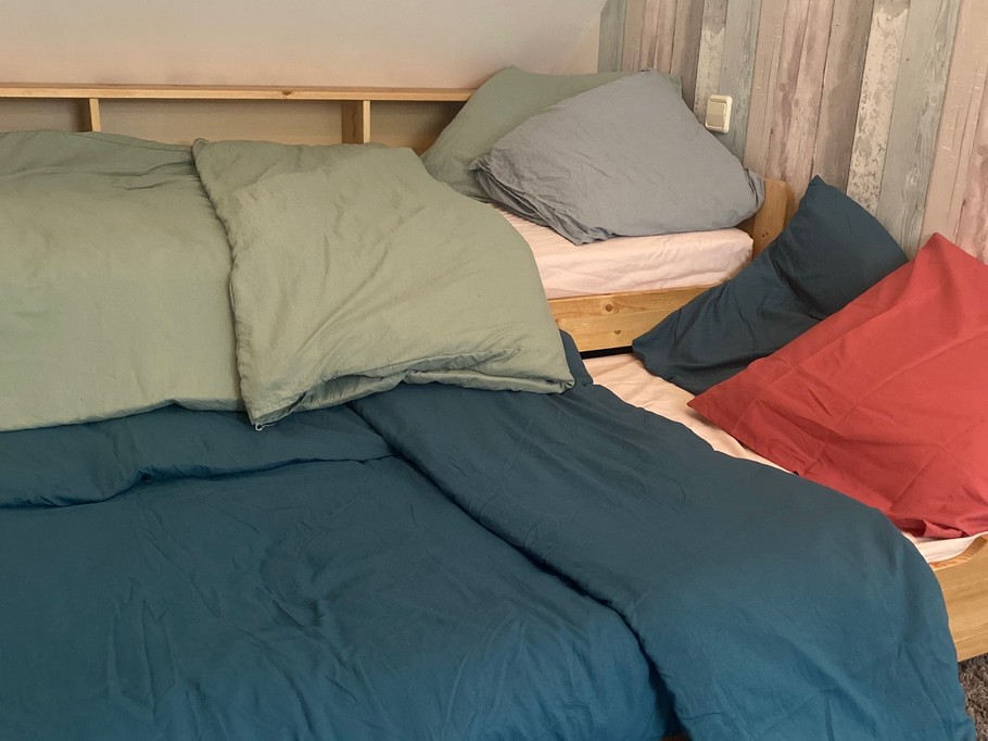 Chambre pour 2 personnes avec 1 lit 90x190cm et 1 lit tiroir avec sommier 90x190 cm.