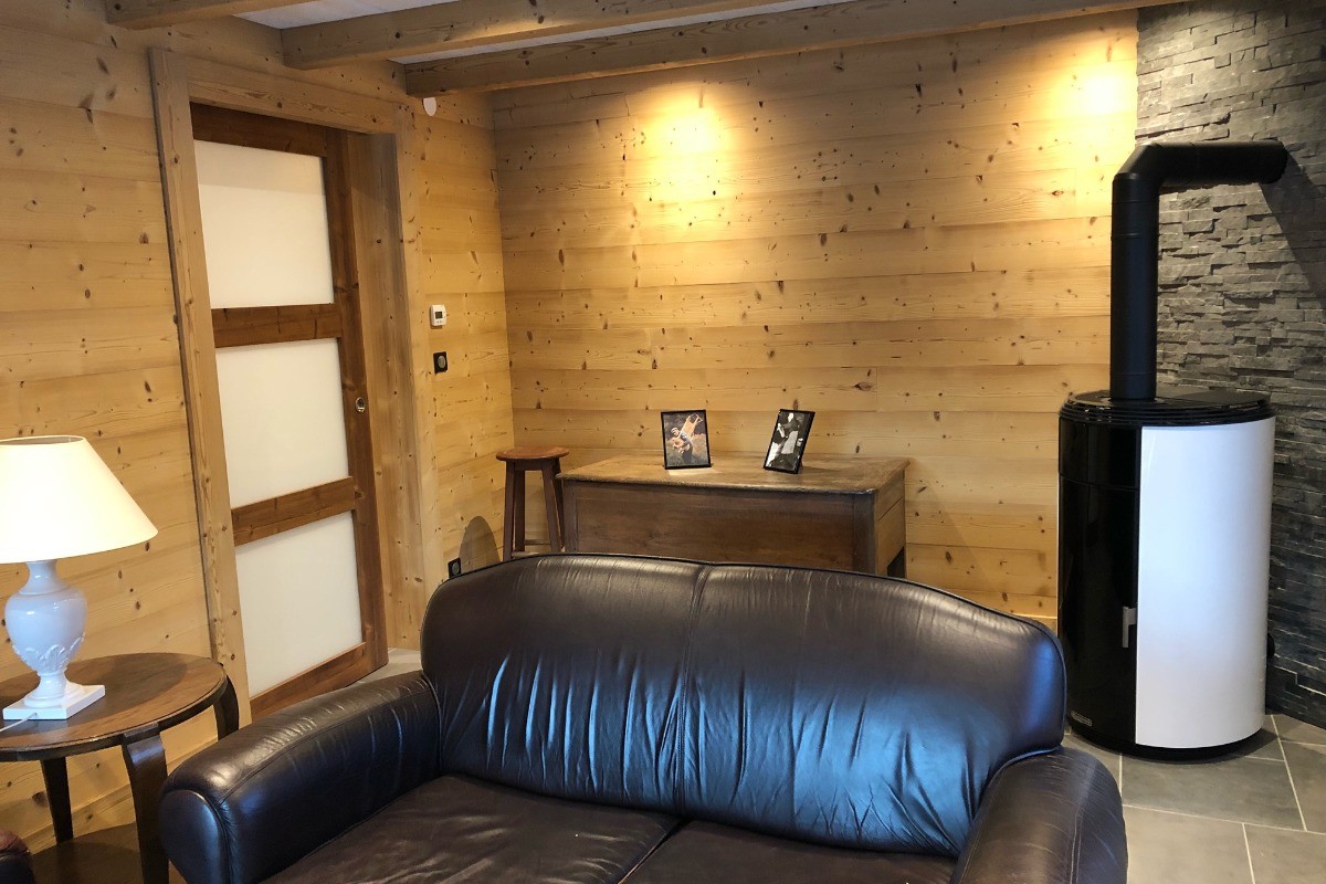 Salon avec poêle à granulés - Le "Chalet" de Popy