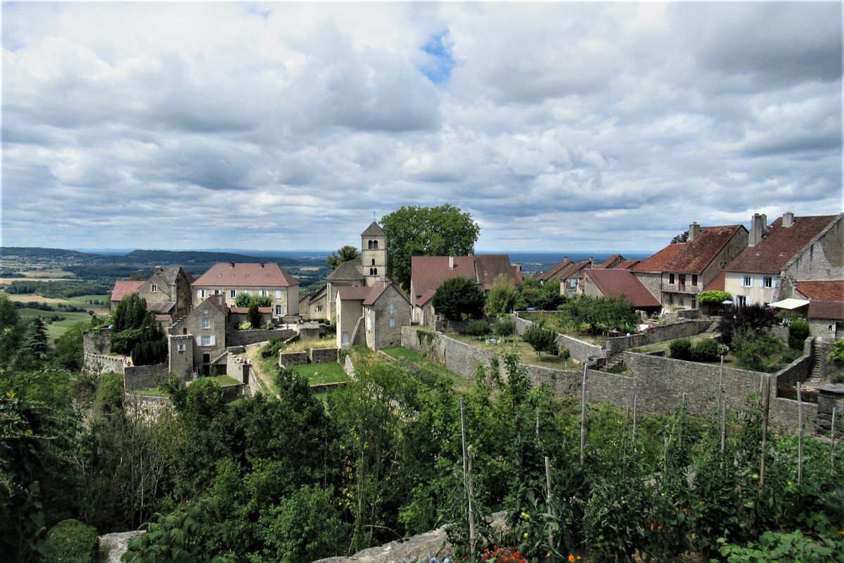 chateau chalon le village