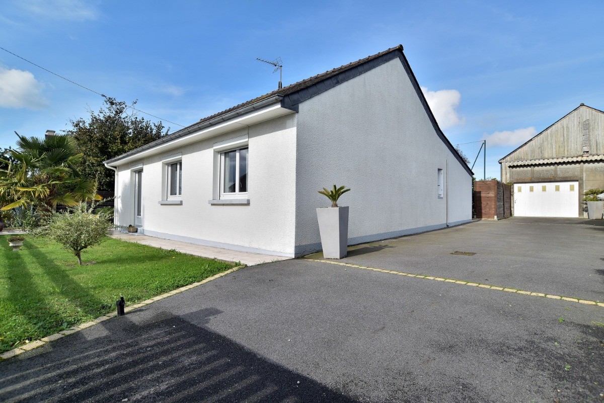 Façade maison, 2 stationnements pour voiture possibles