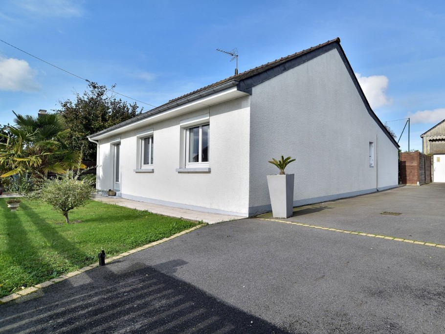 Façade maison, 2 stationnements pour voiture possibles