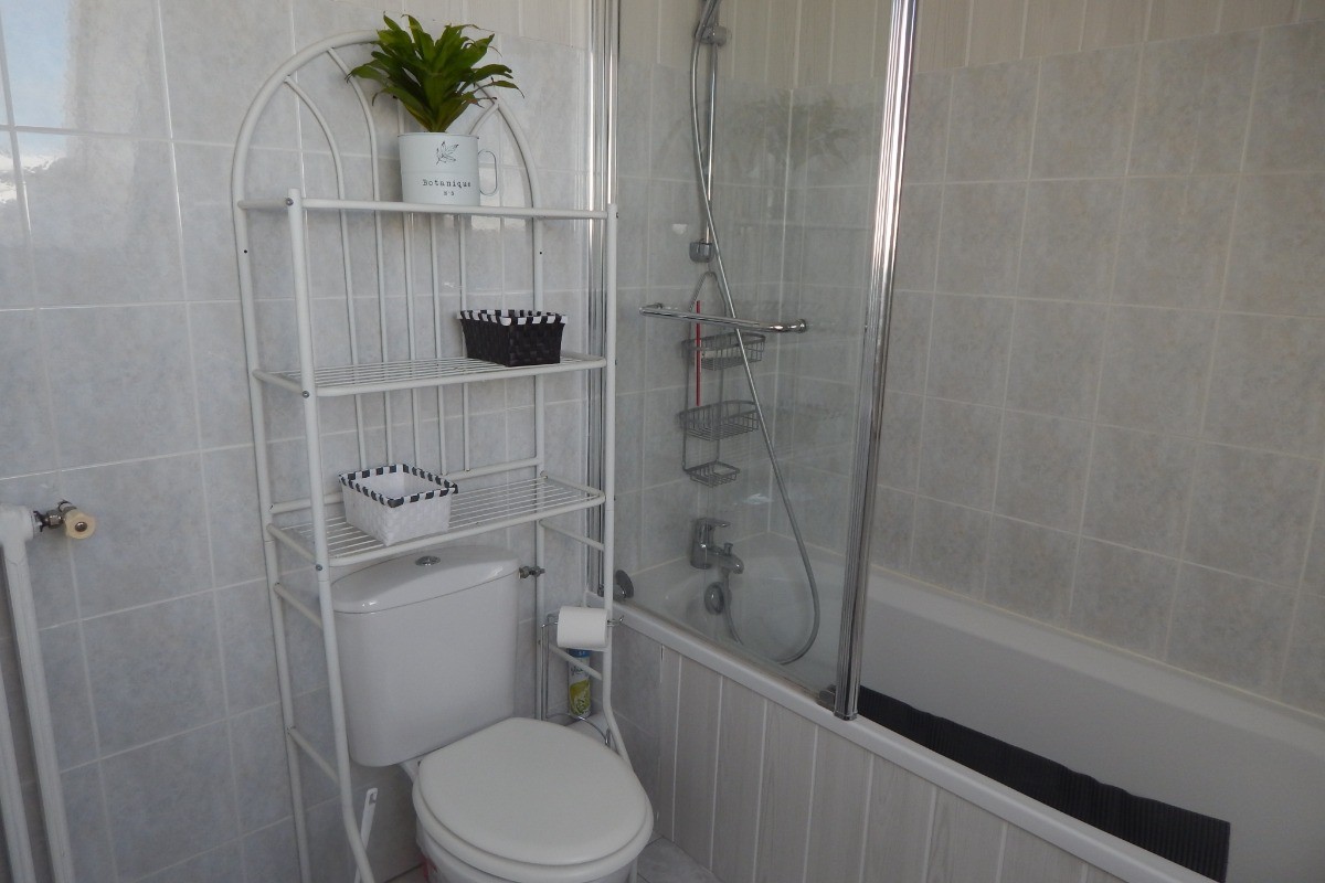 Salle de bain avec WC à l'étage 1