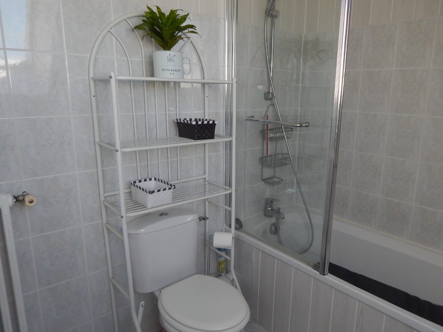 Salle de bain avec WC à l'étage 1