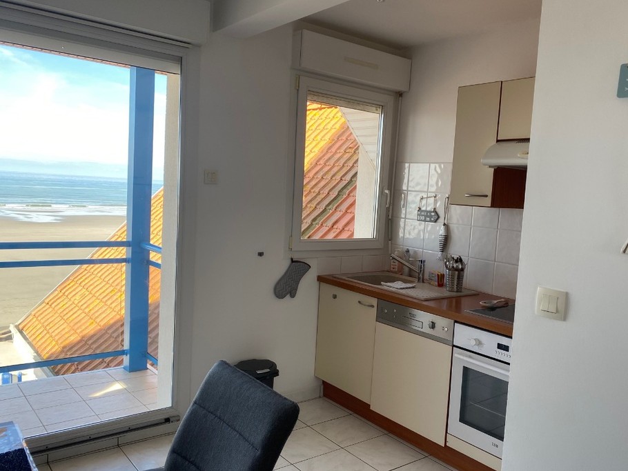 cuisine équipée, machine à laver, four, plaques, grille pain, bouilloire, cafetière, micro onde