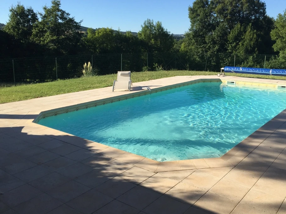Piscine privée  10mX5m, bache solaire, robot de nettoyage