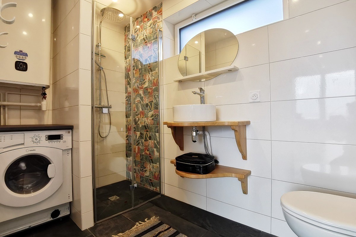 salle d'eau avec wc au RDC