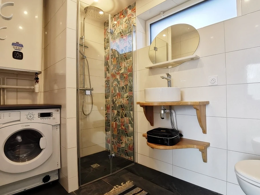 salle d'eau avec wc au RDC