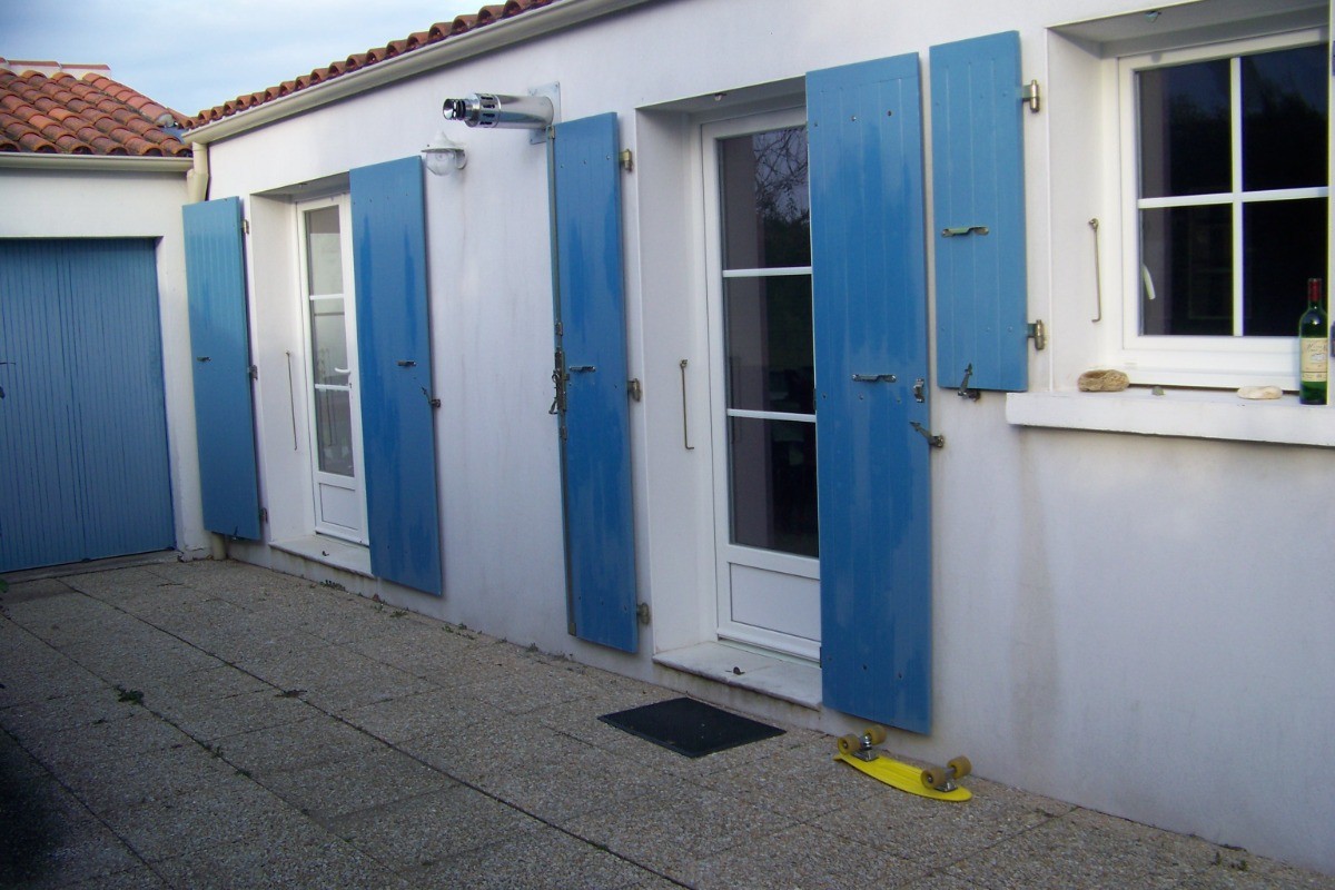 vue sur l'entrée et le garage