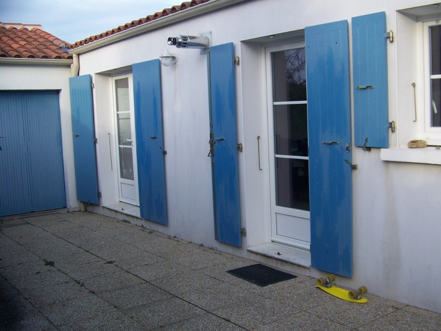 vue sur l'entrée et le garage