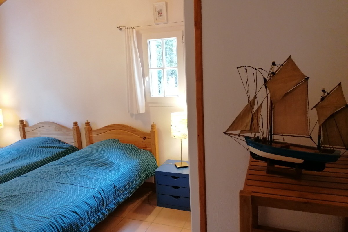 Au rez de chaussée 1 chambre avec 2 lits 90x190