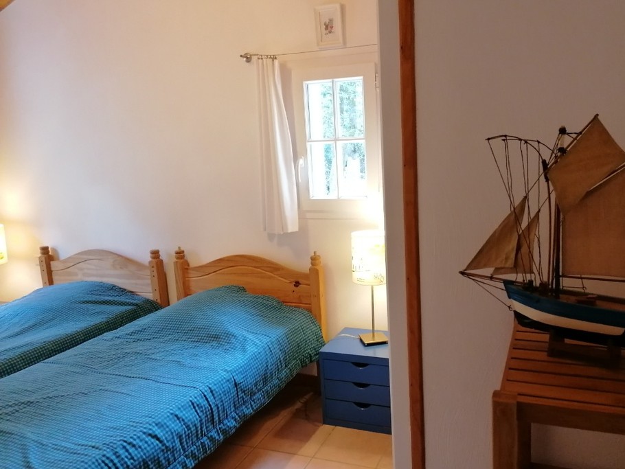 Au rez de chaussée 1 chambre avec 2 lits 90x190