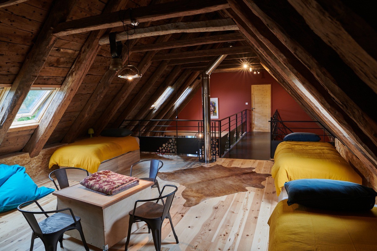Dortoir et salle de jeu à l'étage ( 4 lits et 2 lits d'appoint )