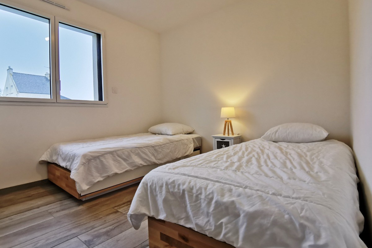 Chambre 3 avec 2 lits 90 et placard penderie