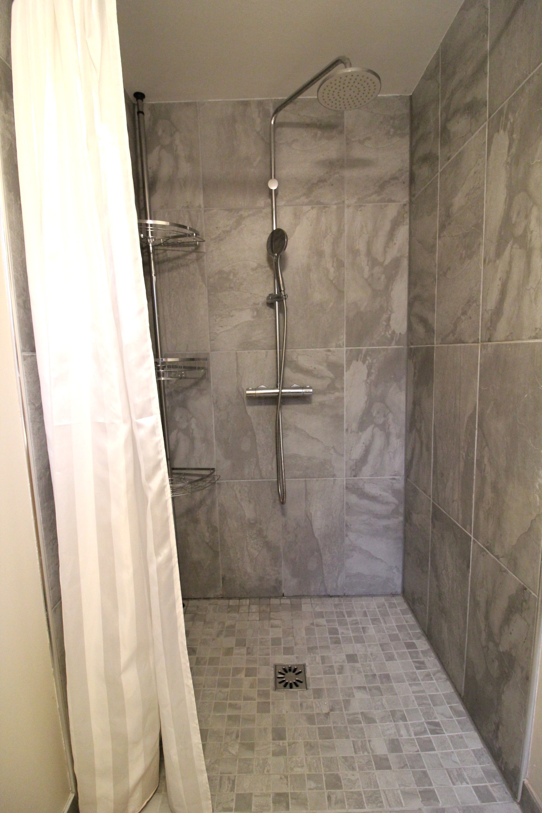 Salle d'eau avec grande douche - Appartement tout confort avec jacuzzi à Plainfaing