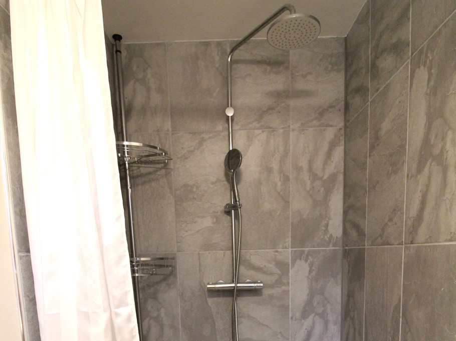 Salle d'eau avec grande douche - Appartement tout confort avec jacuzzi à Plainfaing