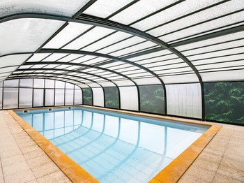 Piscine couverte et chauffée CHALET PRAIRIE Gîte Chez Christiane et Yves 24 Aubas  CHALET MILLEPERTUIS Gîte Chez Christiane et Yves 24 Aubas CLEVACANCES