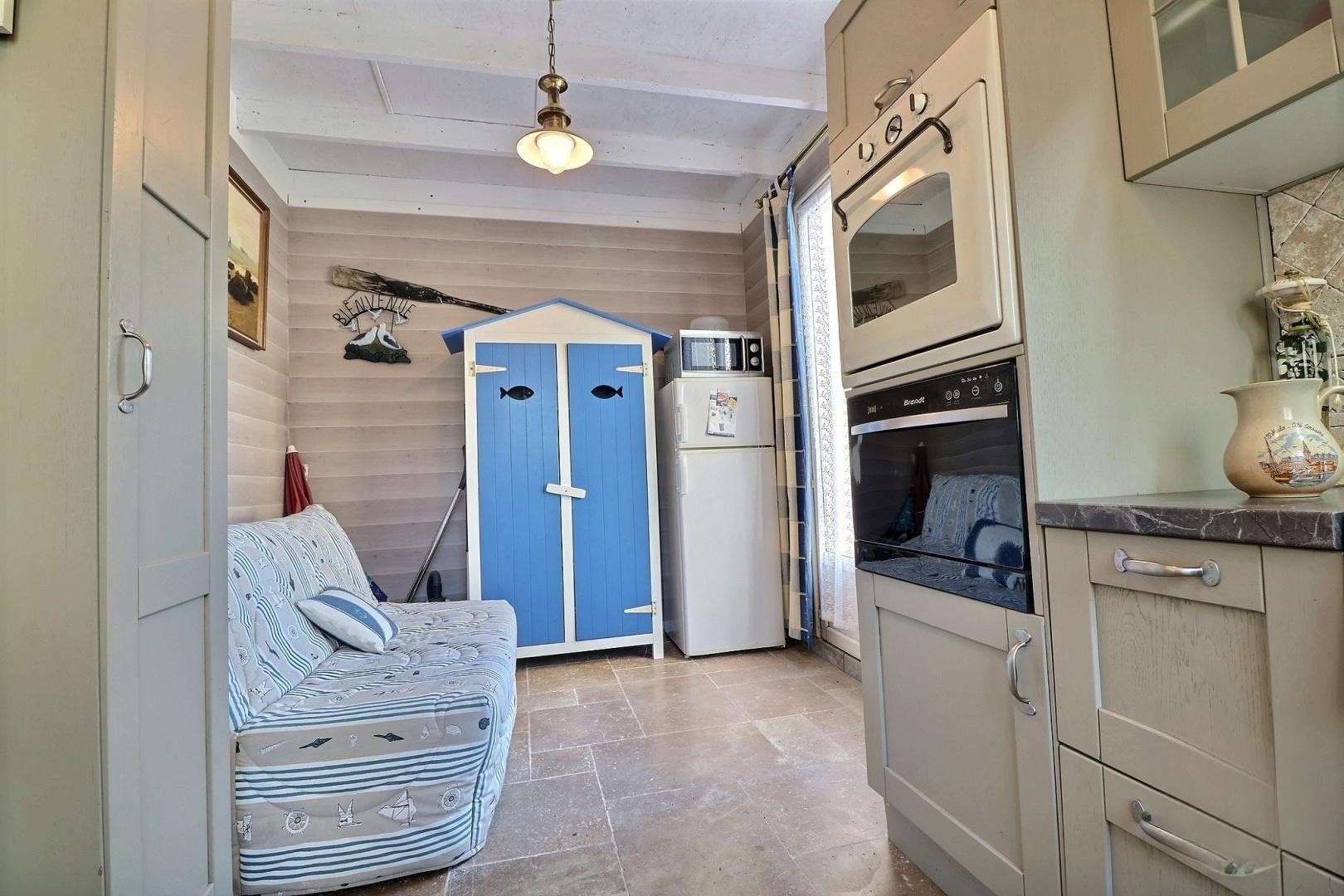 Cuisine toute équipée (lave-vaisselle, four, micro-ondes, petits électroménager, 4 feux, machine à café et machine expresso, etc.)