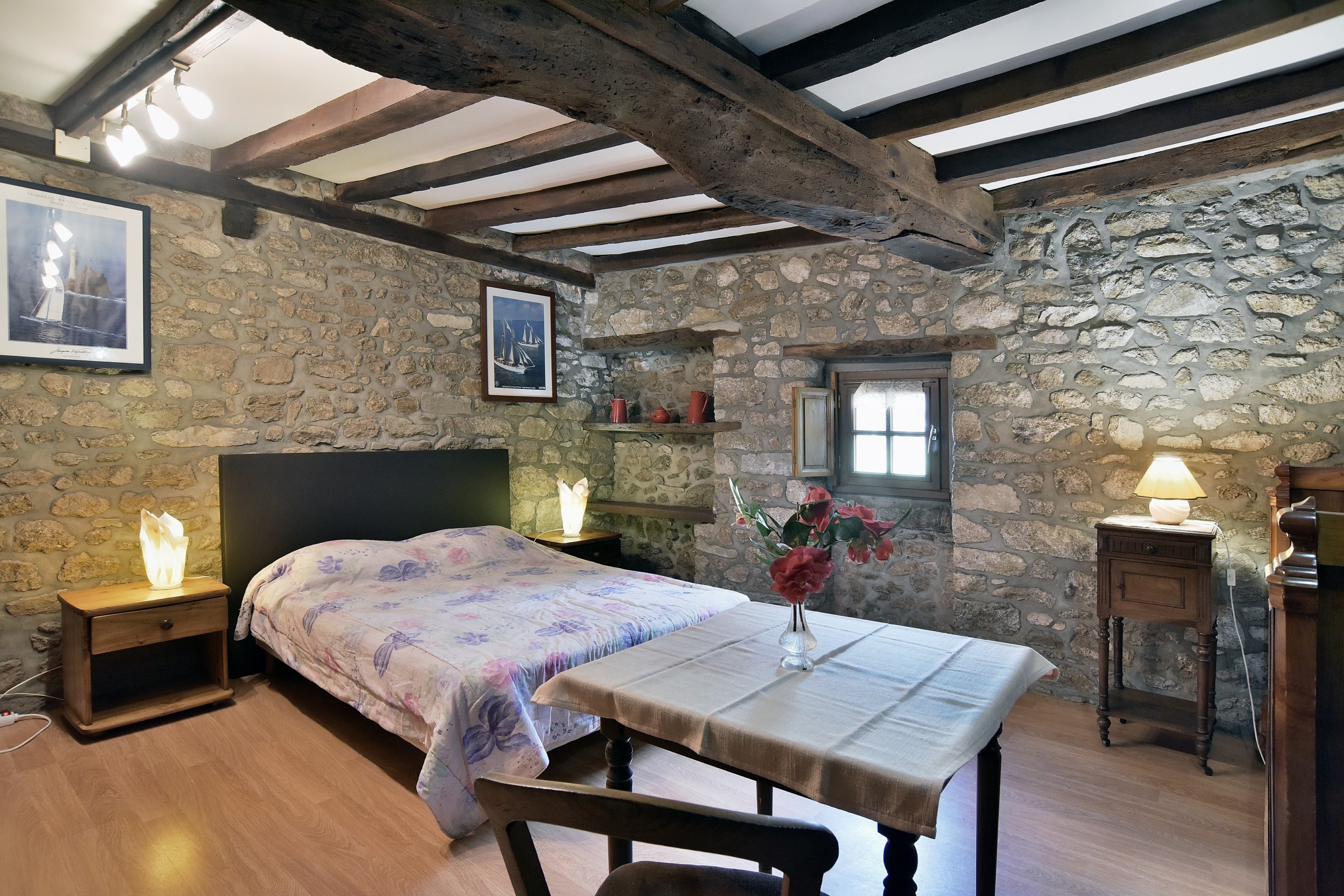 Chambre 1 : pour 3 personnes (1 lit 140cm x 190 cm et 1 lit 120 x 190 cm) avec salle d'eau communicante et WC.