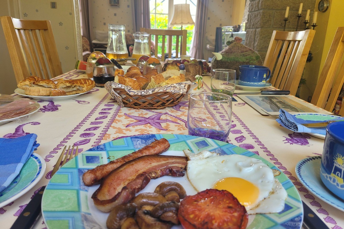 Chambre d'hôtes Clévacances, Ploluha, chez M. et Mme Mac Lachlan, exemple de petit déjeuner avec du salé pour réveiller les papilles avec gourmandise !