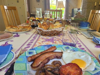 Chambre d'hôtes Clévacances, Ploluha, chez M. et Mme Mac Lachlan, exemple de petit déjeuner avec du salé pour réveiller les papilles avec gourmandise !