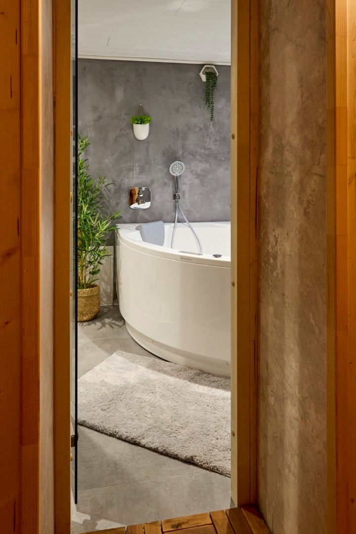 Salle de bain RDC avec douche italienne, baignoire balnéo et sauna - Gîte Escapade Vosgienne Celles-sur-Plaine, Vosges