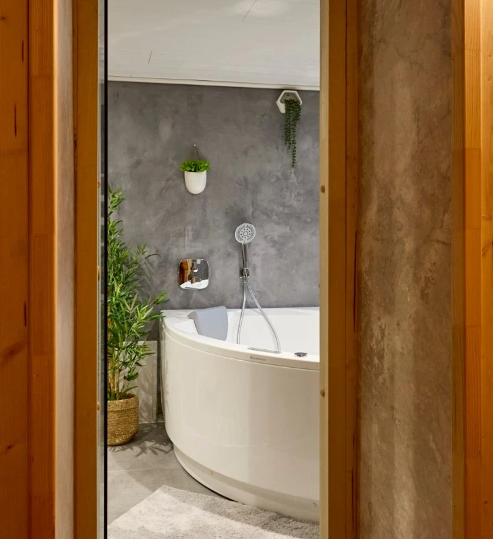 Salle de bain RDC avec douche italienne, baignoire balnéo et sauna - Gîte Escapade Vosgienne Celles-sur-Plaine, Vosges
