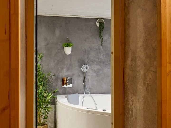 Salle de bain RDC avec douche italienne, baignoire balnéo et sauna - Gîte Escapade Vosgienne Celles-sur-Plaine, Vosges