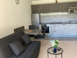 La grande pièce de vie bien équipée.