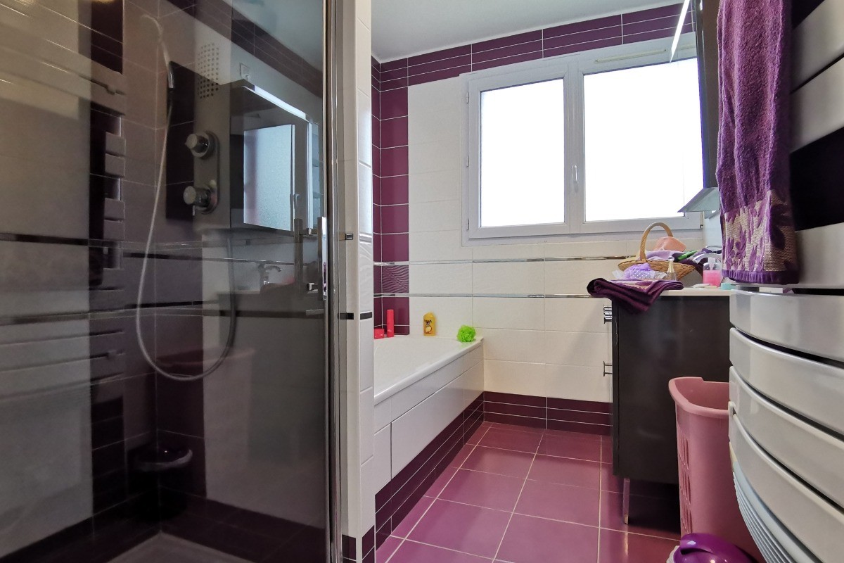 Douche balnéo dans la salle de bain