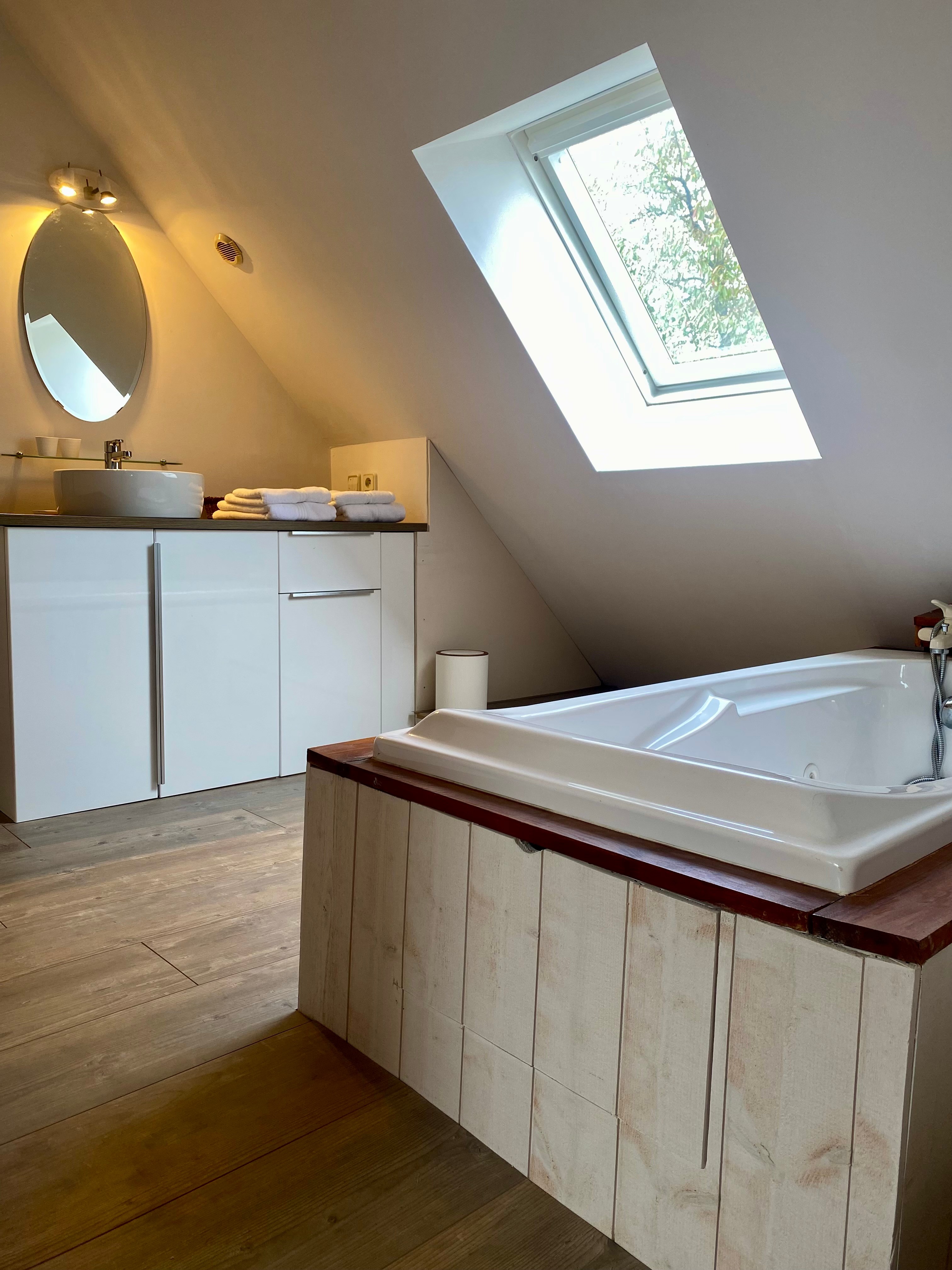 Grande chambre mansardée avec lit 140 cm et salle de bain (baignoire à remous)