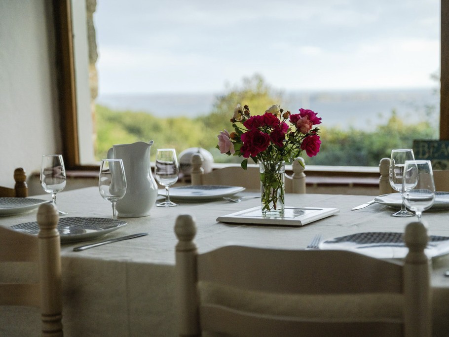 Le coin repas fait face à la mer.