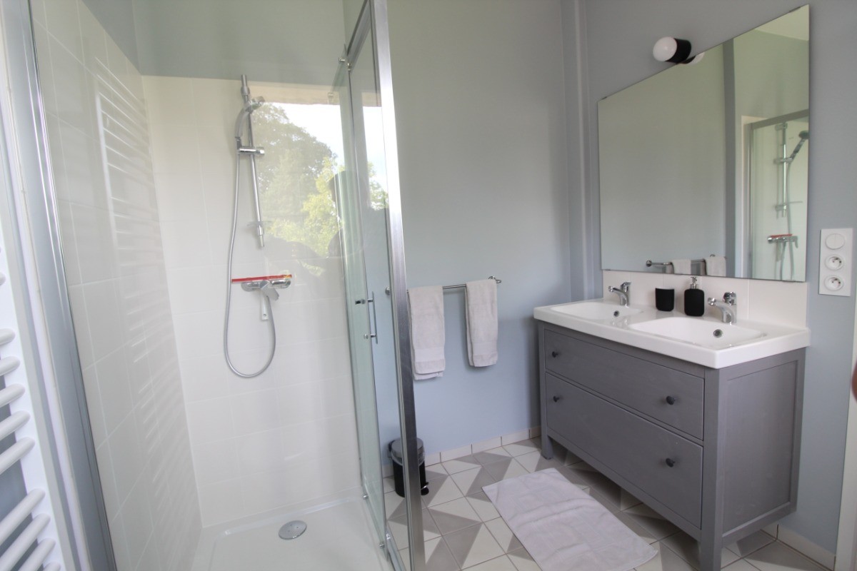 Salle d'eau attenante à la chambre étage  - Gite la Petite Varenne