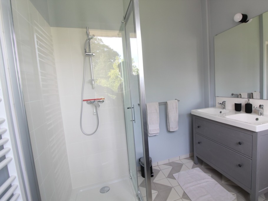 Salle d'eau attenante à la chambre étage - Gite la Petite Varenne