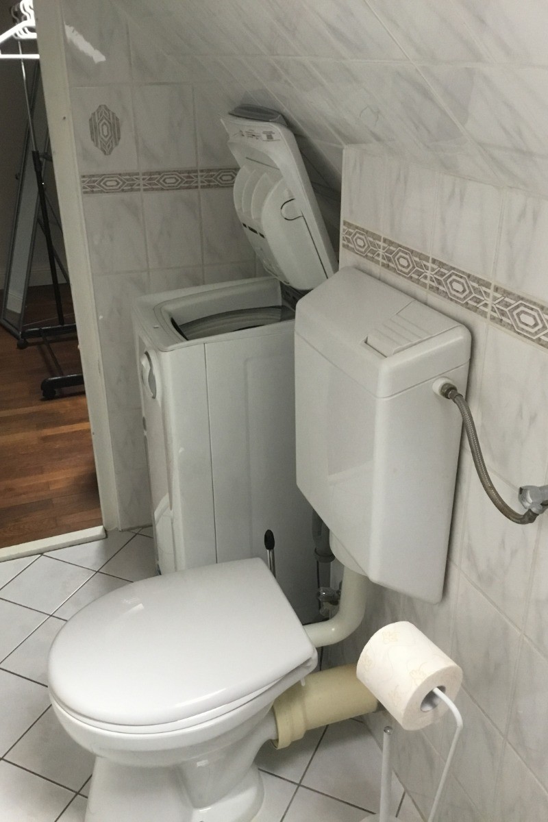 Lave-linge dans la salle d'eau