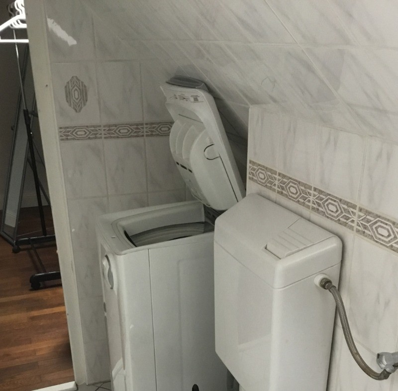 Lave-linge dans la salle d'eau