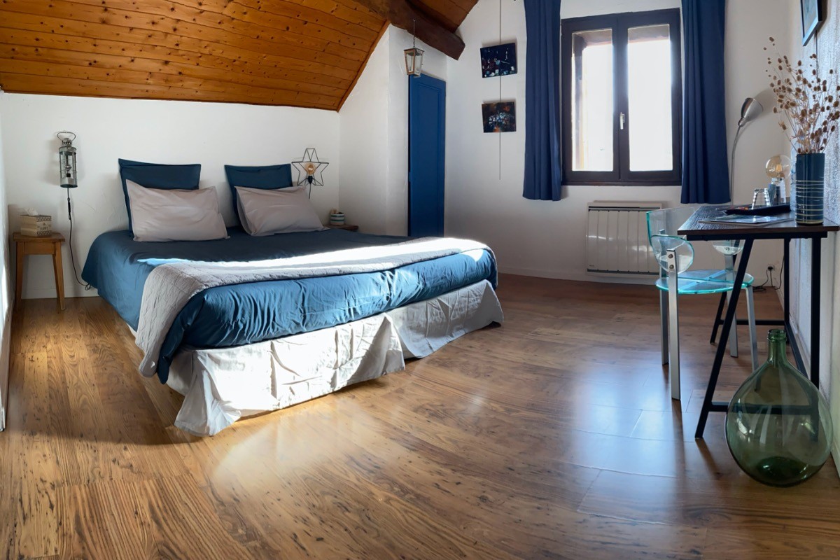 Les tons bleus de la Chambre Verlaine : un clin d'oeil au Lac du Bourget