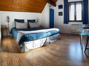 Les tons bleus de la Chambre Verlaine : un clin d'oeil au Lac du Bourget