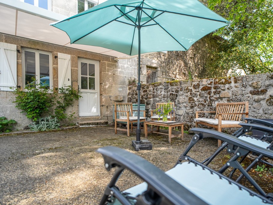 Vue extérieure chaises longues HAUTE-VIENNE 87 Gîte Le KAOLIN Clévacances