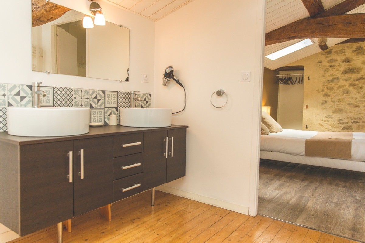 Salle d'eau partagée de l'une des deux suites familiales