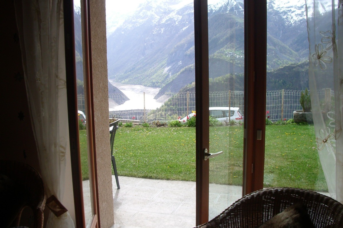 terrasse vue de l’intérieur du salon