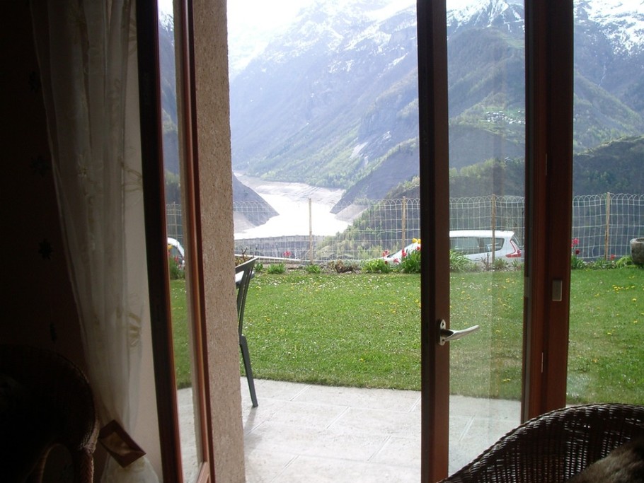 terrasse vue de l’intérieur du salon