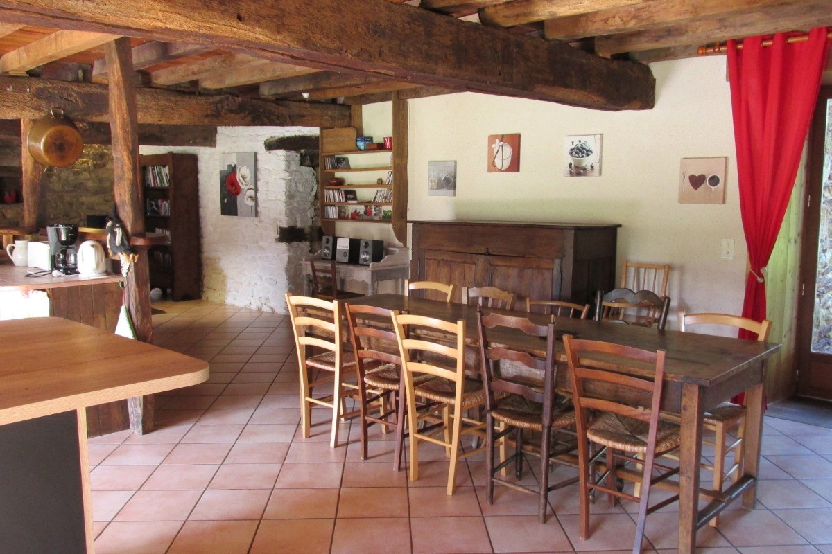 L'espace repas - Gïte "Ar Merglet" en Brocéliande près de Paimpont