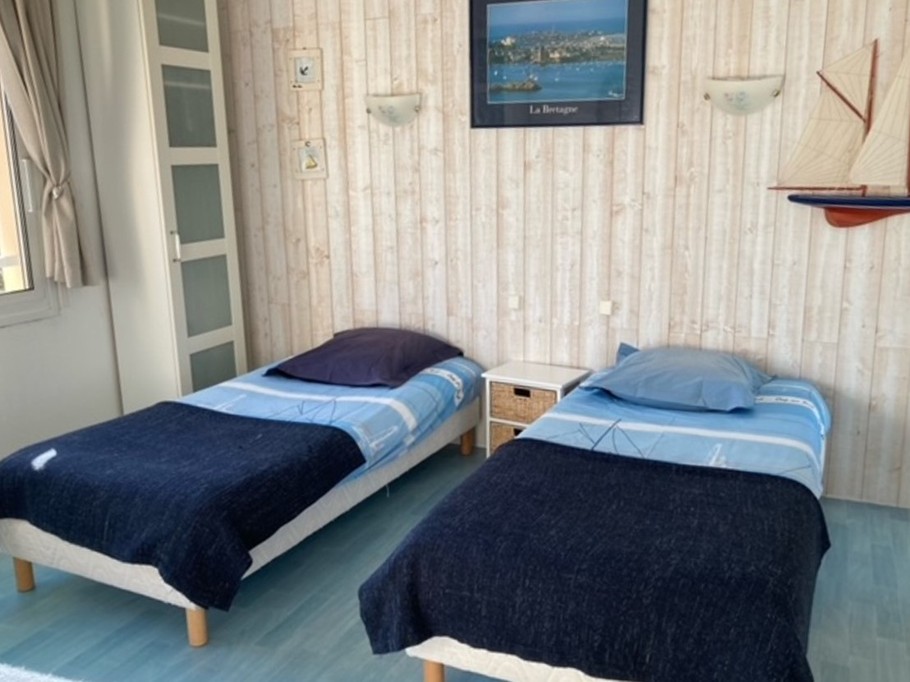 Chambre pour 2 personnes ambiance bord de mer (2 lits 80 cm ou 1 lit 160 cm)