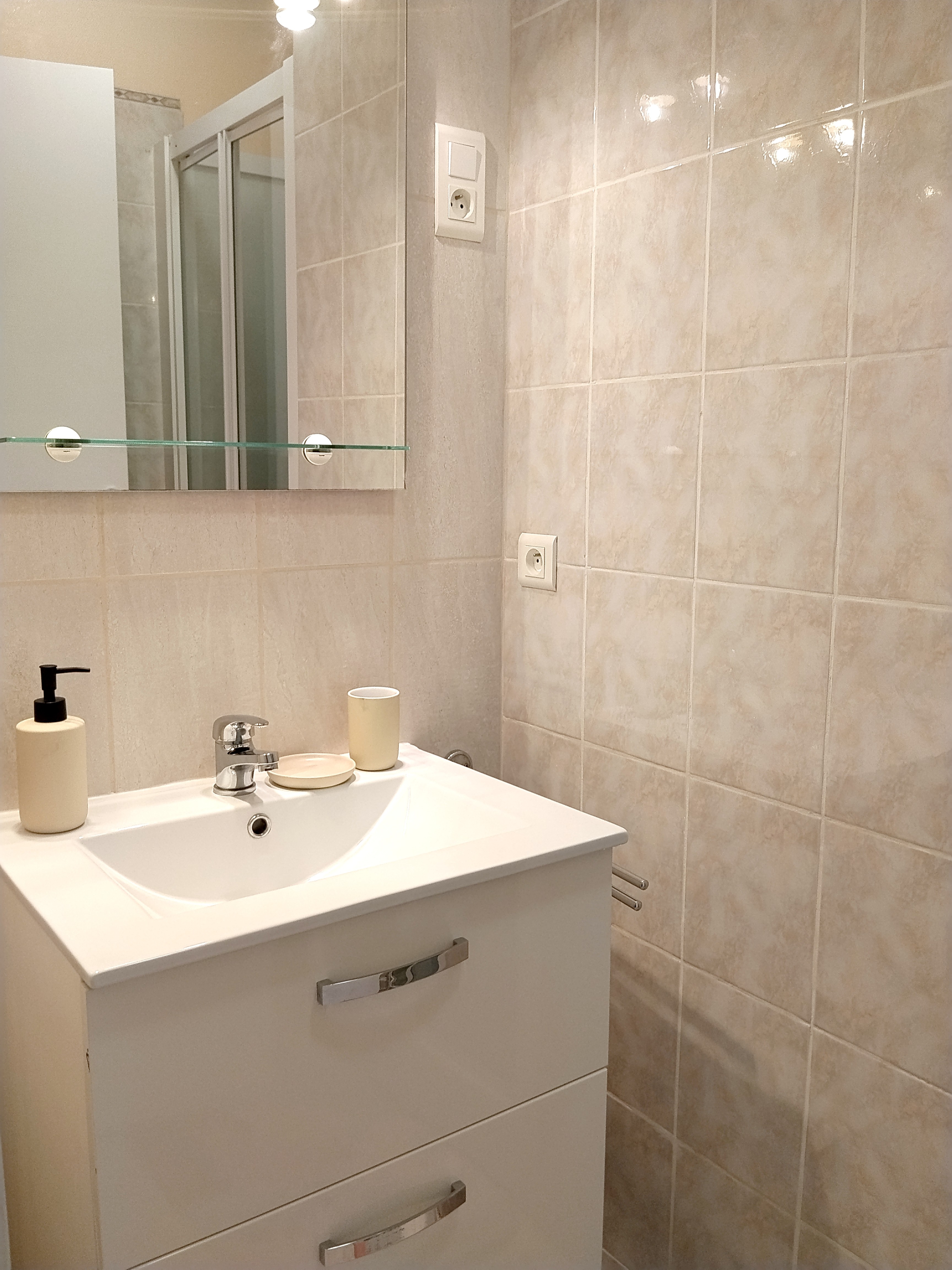 Upstairs bathroom 