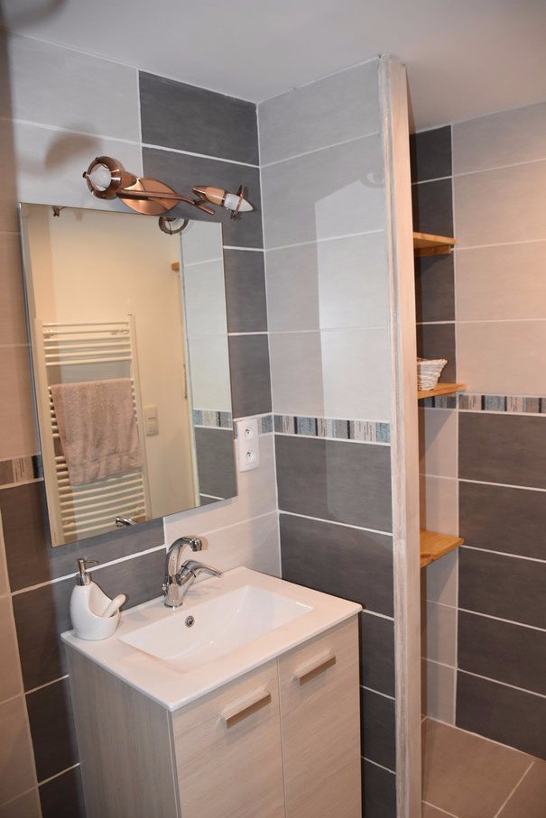 coin lavabo/gite/maison en pierres
