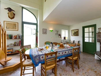 Salle petit déjeuner avec sa belle cheminée - Bienvenue au Pays de Jeanne