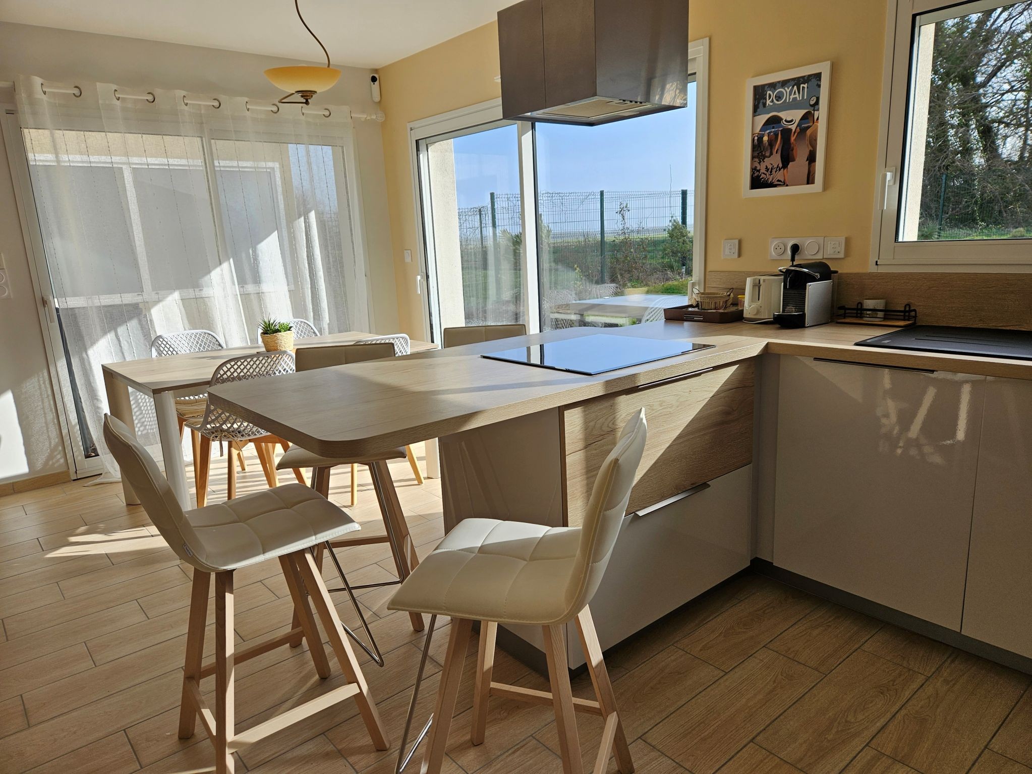 cuisine avec vue sur le jardin et la piscine à Semussac en Charente maritime, près des plages de Royan et St Georges de Didonne