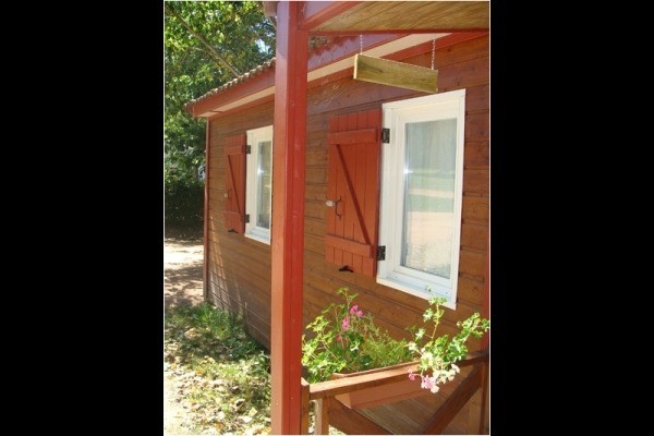 Chalets du camping de la Borde en Auvergne au cœur de l'Allier à Vieure