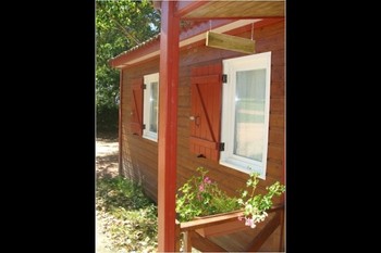 Chalets du camping de la Borde en Auvergne au cœur de l'Allier à Vieure